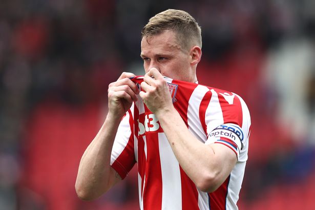 freflchamp's tweet photo. La fin d’une ère à Stoke City !

Après 13 ans de bons et loyaux services et plus de 400 apparitions sous le maillot des Potters, Ryan Shawcross quitte officiellement Stoke City pour certainement rejoindre la MLS. https://t.co/lpSldIYn9w