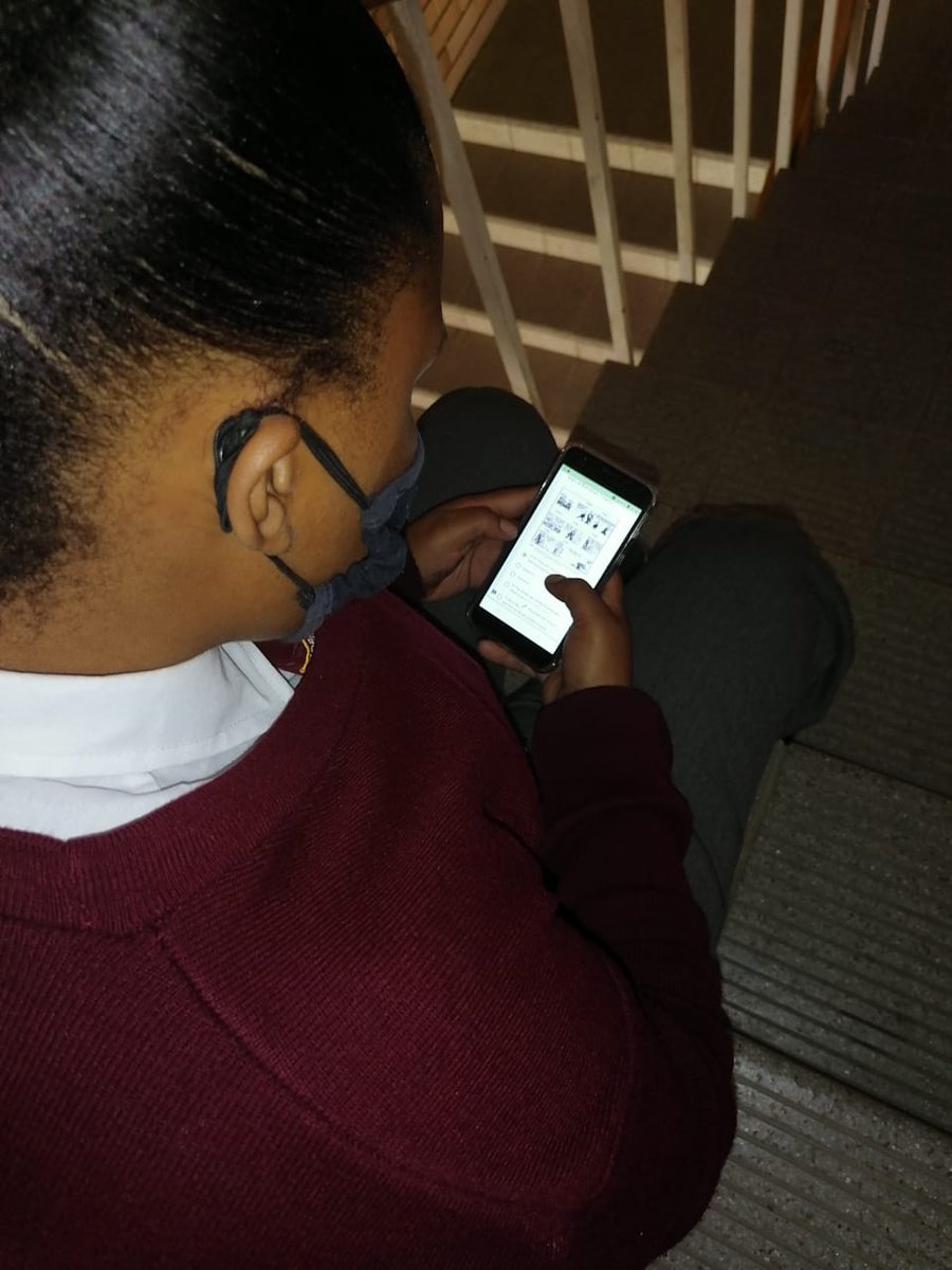 Robyn08608493's tweet image. #baselinetest grade 12 learners using their phone's to complete an inline test👌🇿🇦 @ Carnarvon High School