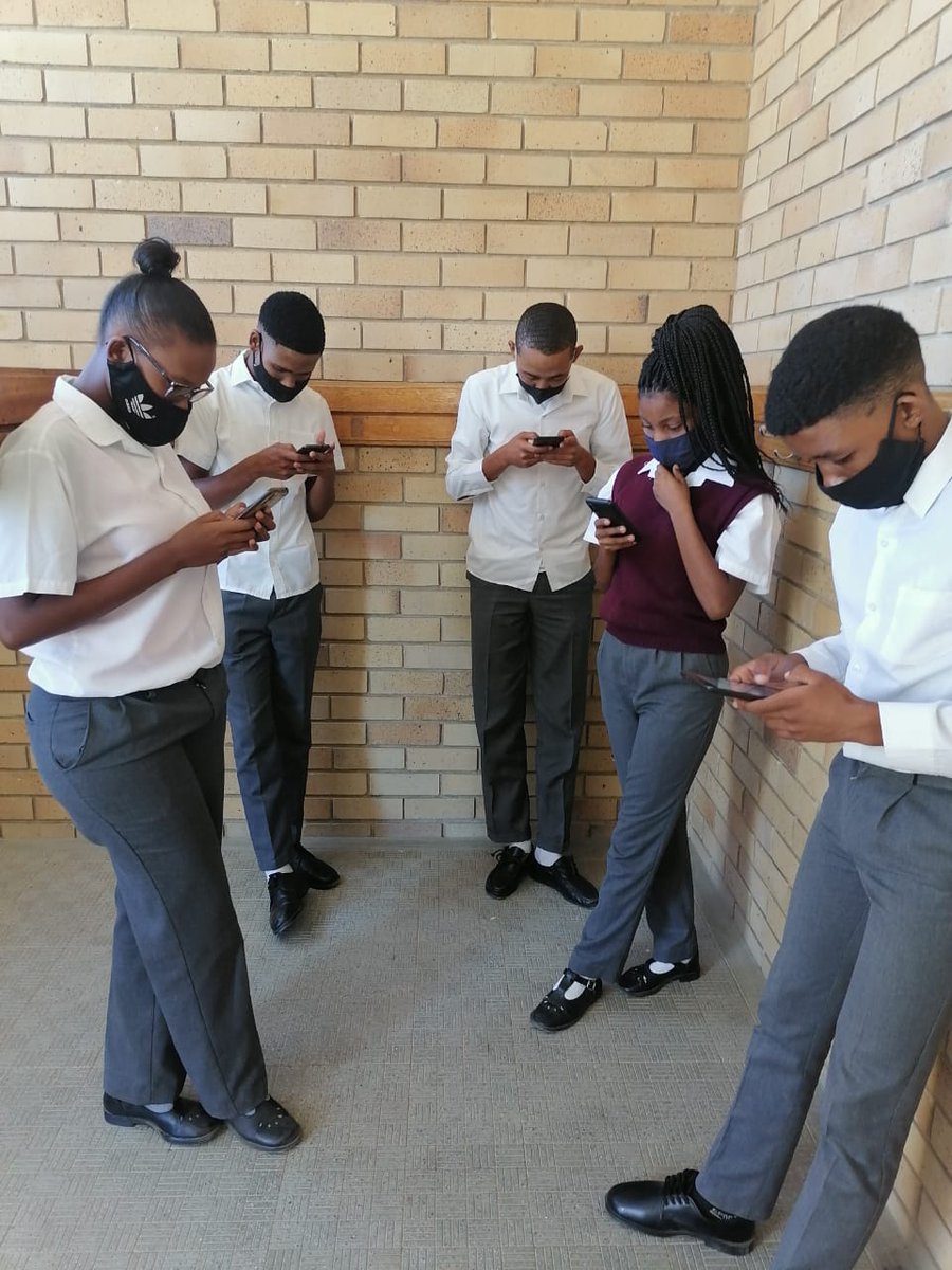 Robyn08608493's tweet image. #baselinetest grade 12 learners using their phone's to complete an inline test👌🇿🇦 @ Carnarvon High School