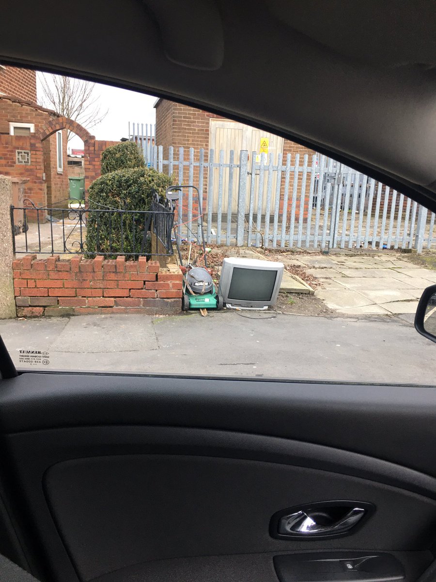 More irresponsible dumping at Forest road, Sutton Manor <a href="/sthelenscouncil/">St Helens Borough Council</a> 
Logged it using the app
#keepbritaintidy