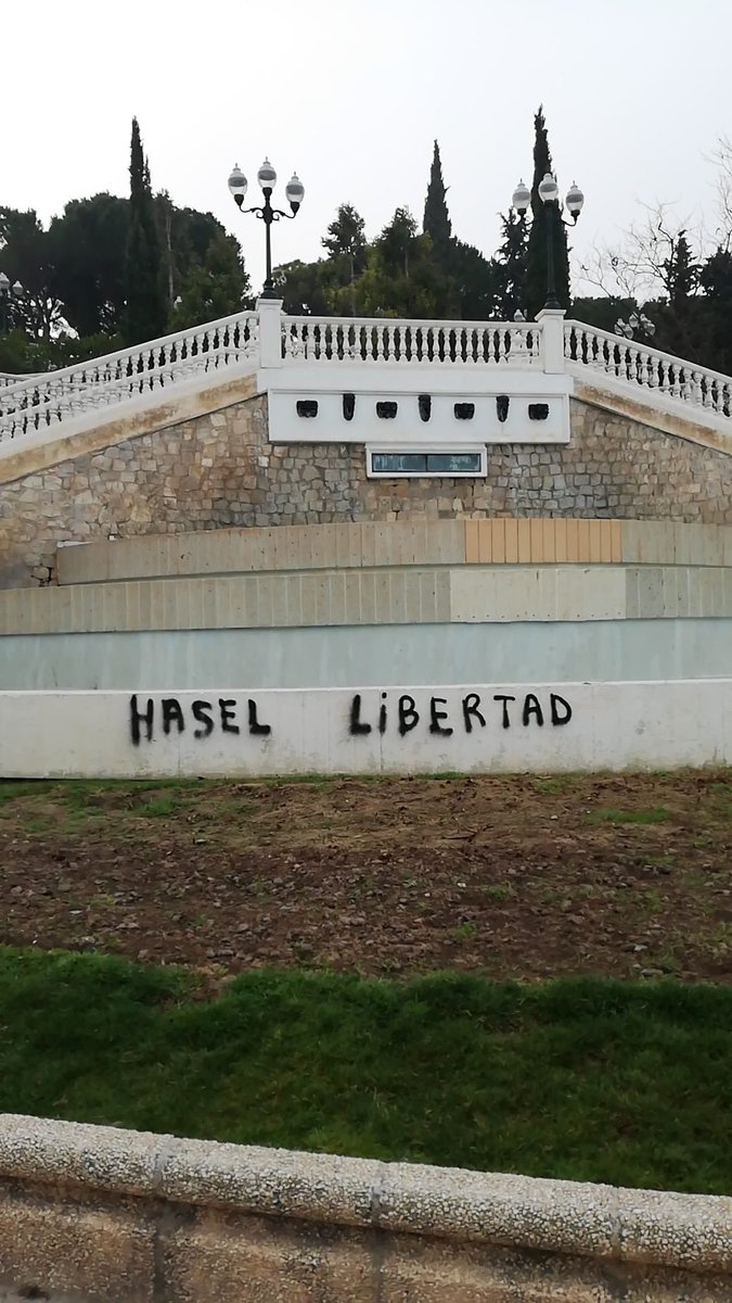Jorge_Azcon's tweet photo. 😠 La libertad de expresión no se defiende desde el vandalismo contra el patrimonio de todos. Ya he dado orden de que se limpie el monumento. https://t.co/cDfSmVw0Jl