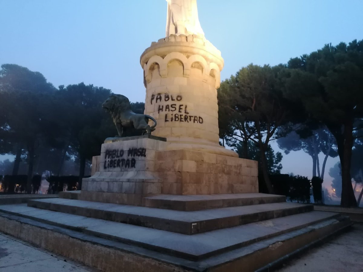 Jorge_Azcon's tweet photo. 😠 La libertad de expresión no se defiende desde el vandalismo contra el patrimonio de todos. Ya he dado orden de que se limpie el monumento. https://t.co/cDfSmVw0Jl