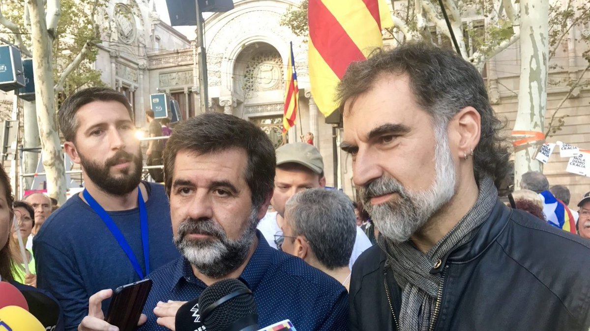 jaumesingla's tweet photo. Els que organitzaven les manifestacions multitudinàries a Catalunya, sense llençar un sol paper a terra.... fa tres anys i mig que estan tancats a la pressó. 
Al proper que em plori pels contenidors cremats, li diré porc, cabró i molt hipòcrita https://t.co/4E2565mDai