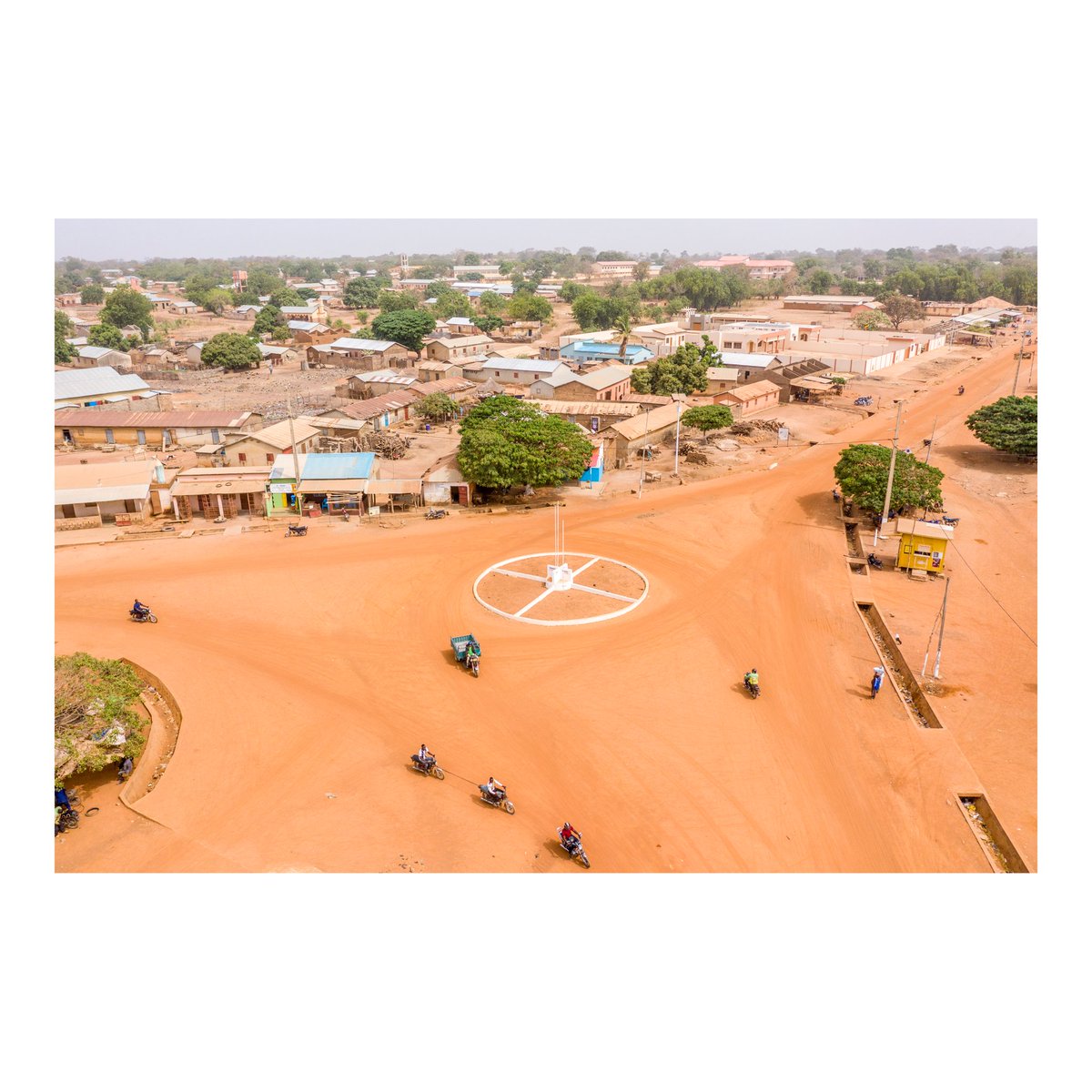 yanickfolly's tweet photo. La ville de Sinendé vu d'en haut.
#benin #bénin #lifestyle #afrique #sinende #Sinendé #foodlover #visiterleBenin #ville #drone #love #DestinationBenin #dronephotography #videotheday #sourire #colorful #mavic #mavicpro2 #reportagespotlight #vn #africa #visitbenin #yanickfolly https://t.co/J4vRn3rytw