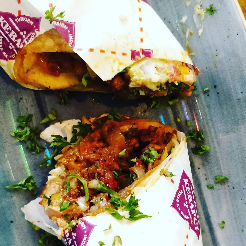 This small looking but heavy mutton kheema roll from @Kebapci on Knk road. Wanted a snack but ended up discovering this dish! 

#kebab #mincedmeat #lamb #mutton #roll #kebabroll #chennai #chennaieats #chennaiblogger #chennaifoody #chennaifoodie #foodwriter