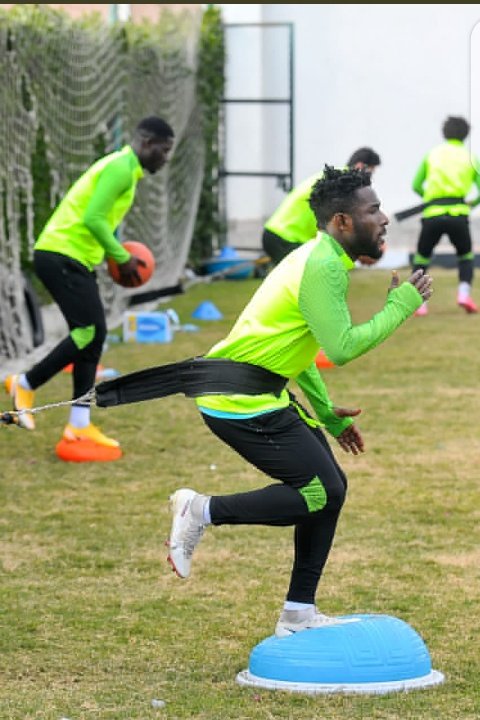 KOTOKO_BA1's tweet photo. So those websites that lied about @BaakohMaxwell please how is market now, now that he's still training with his team. We need to start to prosecute people for bringing out fake news to tarnish people's image. MB11 for real.... Who Jar Bless No One Curse #ManIsNotGod https://t.co/i72IMxmEP8