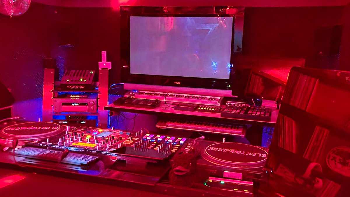 DJ_Master_Percy's tweet photo. https://t.co/G6d5Mrd0qI I am back! First big live show from 150 fans / follover"I love the music, a lot of fun and cozy hours of Elektrowerk Studio Radio &amp; mini Produce and DJ Session"With love, Master Percy https://t.co/vZy1xmrHvp