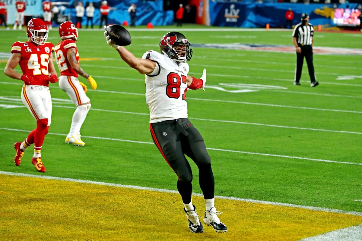 digitalfarmer05's tweet photo. @Nikki23sam @khalidmishref @thesaudicup the real Gronkowski ⬇️ of the Tampa Bay Buccaneers #GoGronk https://t.co/ahK0m7k929
