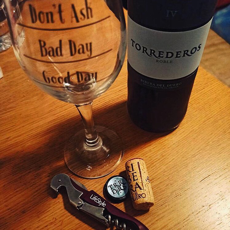 torrederos's tweet photo. Ayer se celebraba el #diamundialdebebervino , y nuestros amigos de @especias_michelle_fuengirola #Fuengirola brindaban con #Torrederos ¡Muchas gracias! Es una fiesta que deberíamos celebrar 🎉🍷🍷🍷🥳... ¡todos los días! https://t.co/ScYmZacj3E