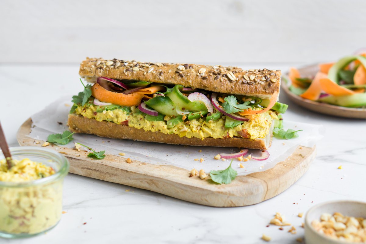 HAPKLAAR 😉

Klaar om te verorberen - dit broodje met de heerlijkste nieuwe Curry Salade!

#currysalade #vegan #plantbased #bio