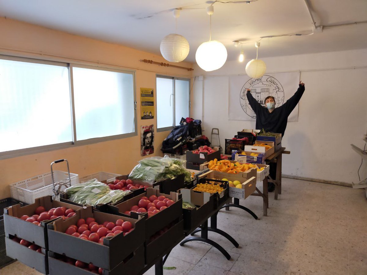 SBarriCabanyal's tweet image. 🤜Hui, entre porres de maderos, containers i companyes detingudes en Sapadors; les famílies de la Xarxa d'Aliments ens continuem autoorganitzant en #EstructuresPopulars que dibuixen les maneres en com ha de ser el nou món.

#SindicalismeDeBarri