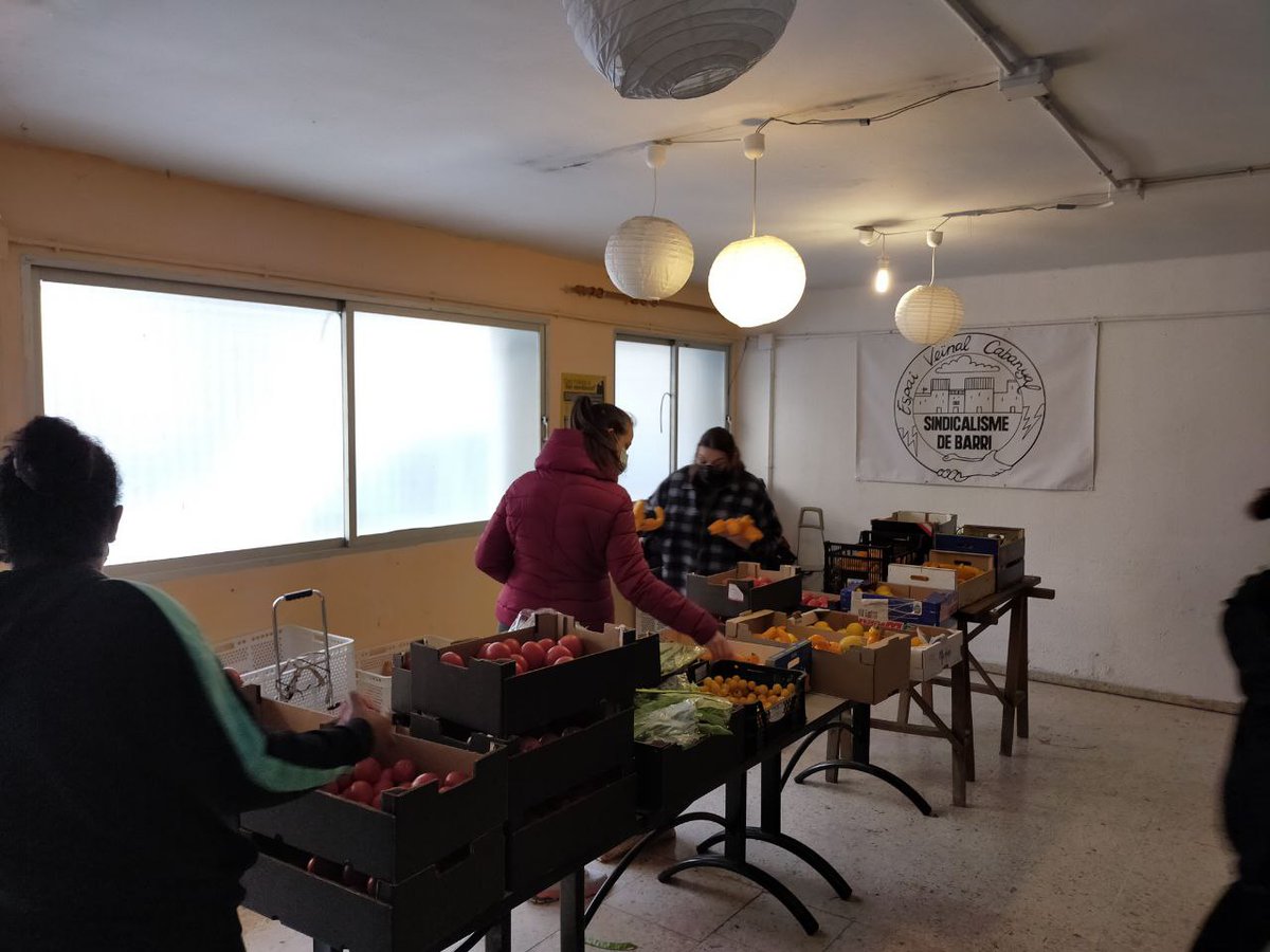 SBarriCabanyal's tweet image. 🤜Hui, entre porres de maderos, containers i companyes detingudes en Sapadors; les famílies de la Xarxa d'Aliments ens continuem autoorganitzant en #EstructuresPopulars que dibuixen les maneres en com ha de ser el nou món.

#SindicalismeDeBarri