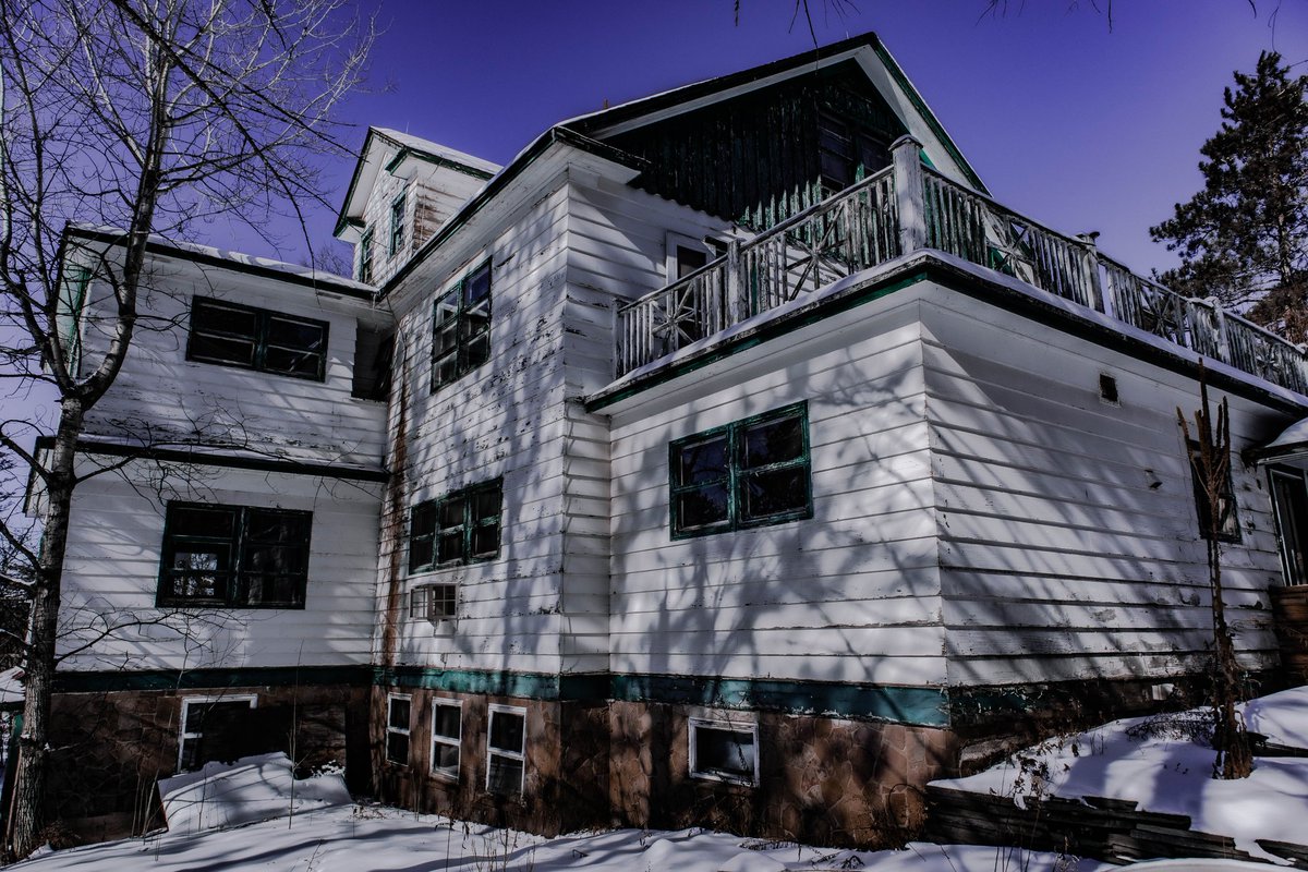CharmParanormal's tweet photo. You can only investigate one of these houses. Both have been abandoned for some time now. Which one are you going in? Left or right? https://t.co/bweUHwT4pv