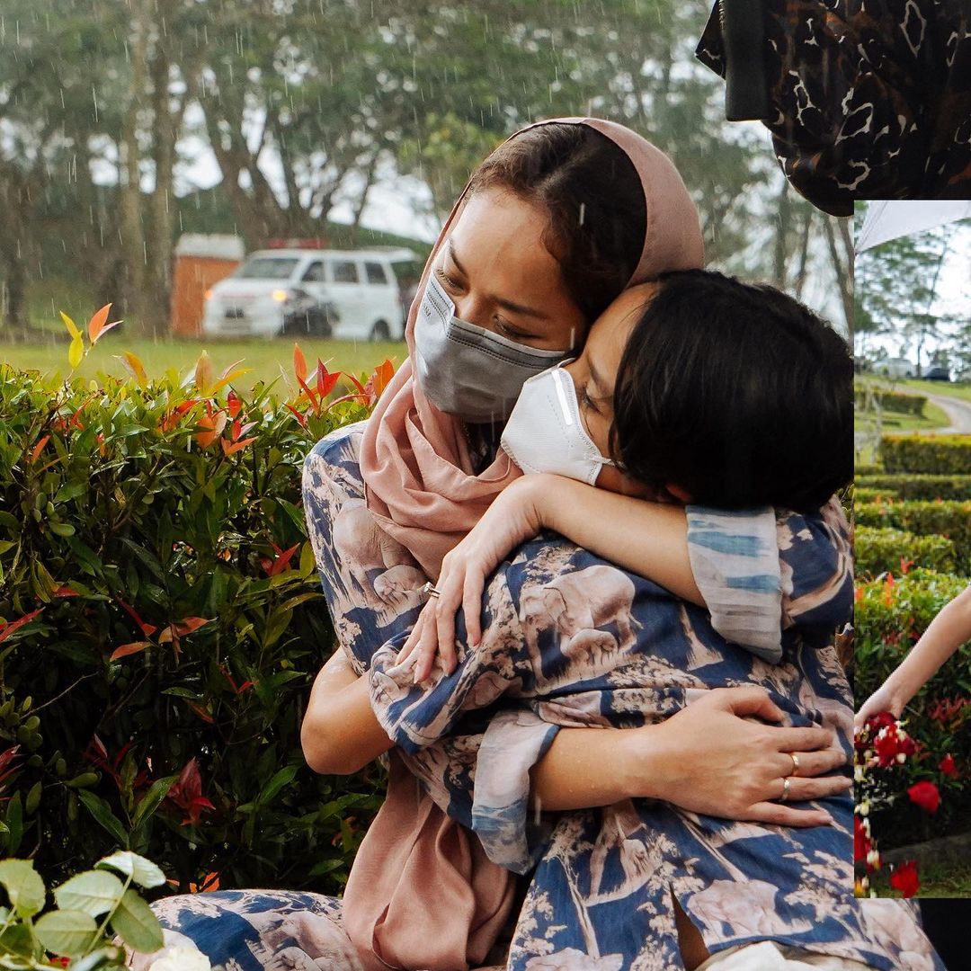 Saat berziarah, wanita yang biasa disapa Unge itu memeluk Noah.