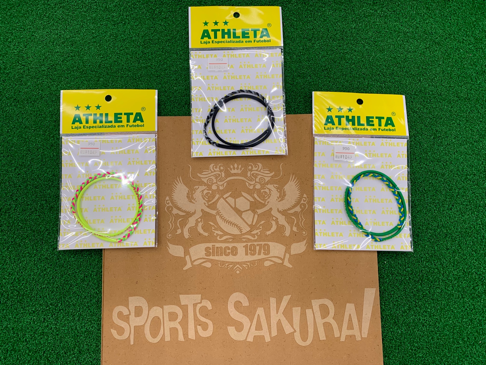 スポーツサクライ サッカー スポサク泉大津店のひきたです Athleta ヘアバンド 前方の見える位置を 編み込みタイプでも シンプルのゴムの方には 細かくathleta文字が入った入った方でも お使い可能 プレーするのにも オシャレを取り入れは