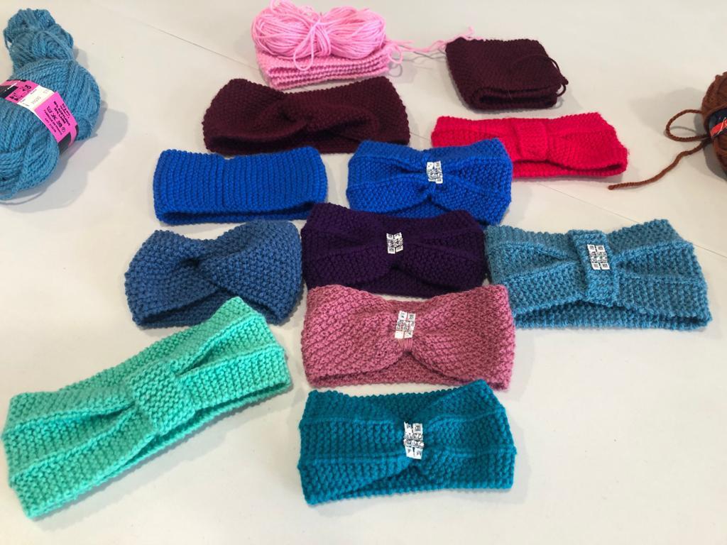 Confection de bandeaux  pour les enfants du centre de loisirs de Saint-Alban-Leysse <a href="/SenBassens/">Senioriales de Bassens-Savoie</a> #projetintergénérationnel #correspondance #tricoteuses