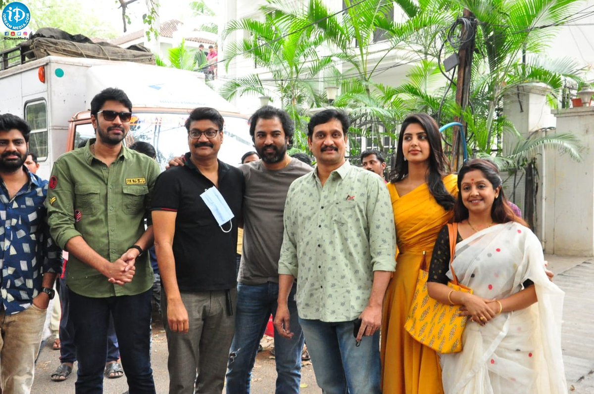 iDreamMedia's tweet photo. Success celebrations by team #Naandhi!!
@allarinaresh @varusarath @SricharanPakala @vijaykkrishna
#Naresh57 #BlockbusterJustice #NaandhiFromToday #iDreamMedia
Subscribe to https://t.co/dOHgmd4Ghp https://t.co/X89LIEuD73