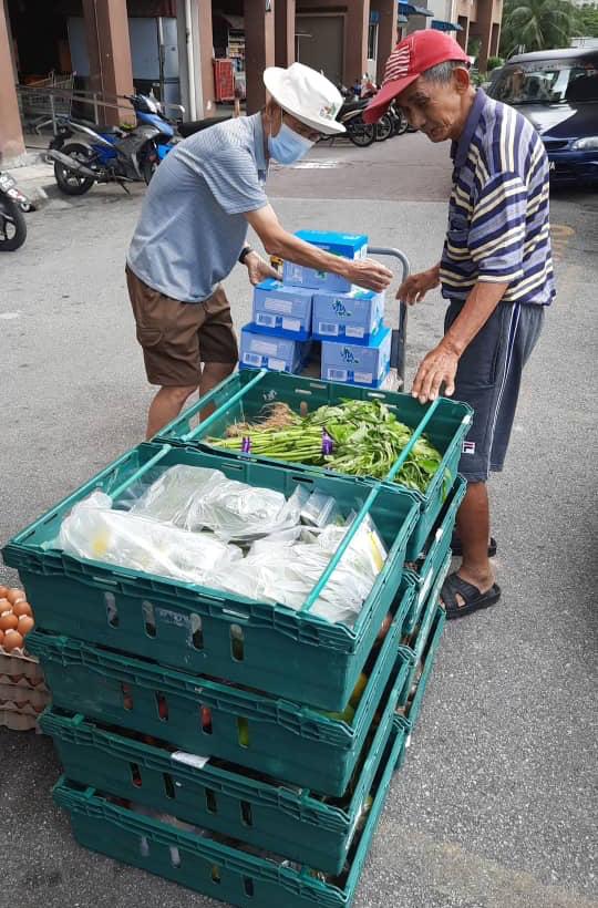 KecharaSoupK's tweet photo. #kecharafoodbank: 295 individuals in the Klang Valley from 4 care centres have received 2,096kg of surplus food ranging from vegetables to baked goods. We feel blessed to be of service in support of a #goodcause during these times of need. #MCO https://t.co/vV7dTxvXPj