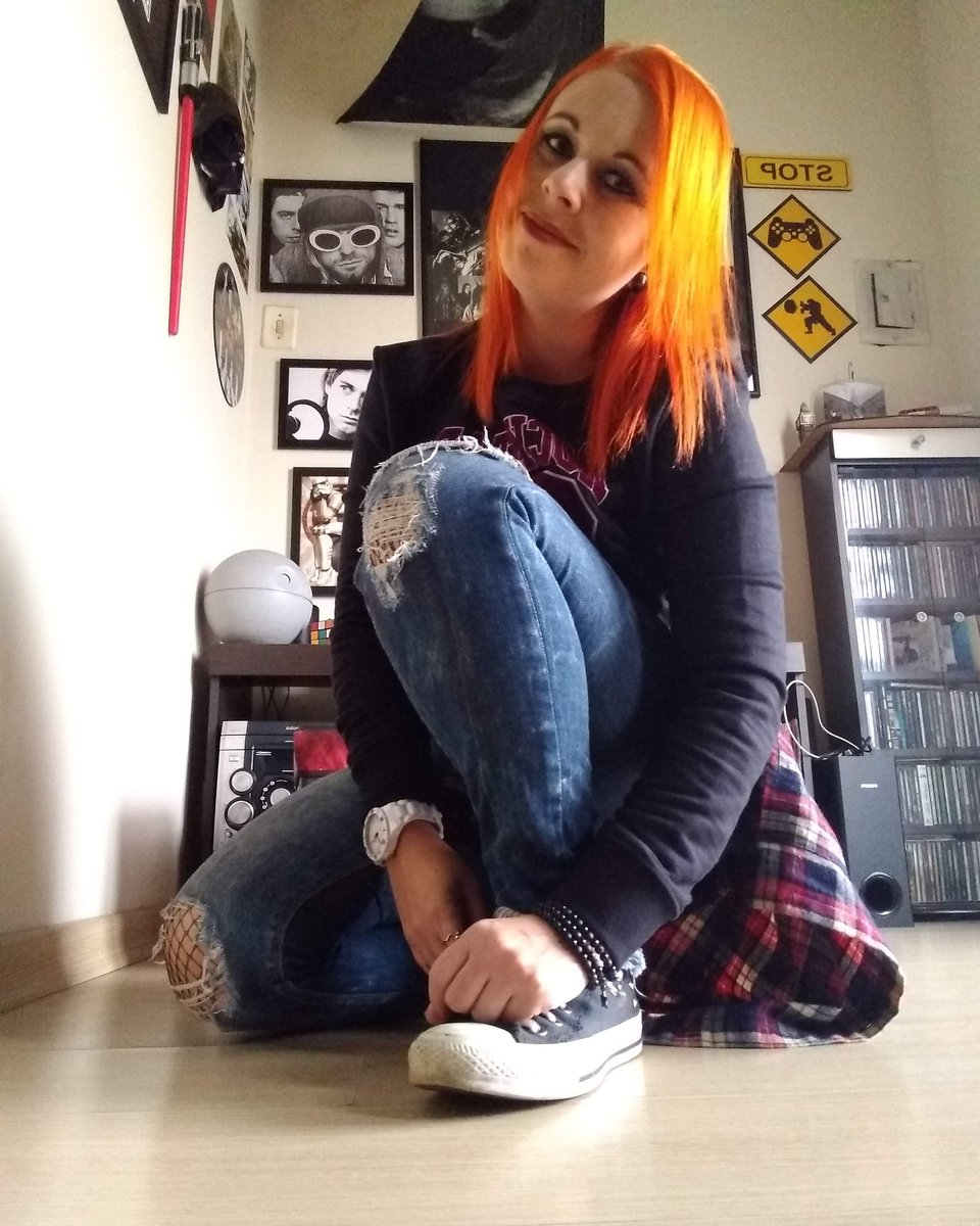 Frogslake's tweet photo. Happy bday, Ale! 🥳🎂
#rock #frogslake #happybirthday #garagerock #grunge #girlrock #bassgirl #allstarconverse #grungegirl #grungestyle
https://t.co/ieMj6jbkDI https://t.co/YLcaMM3xqn