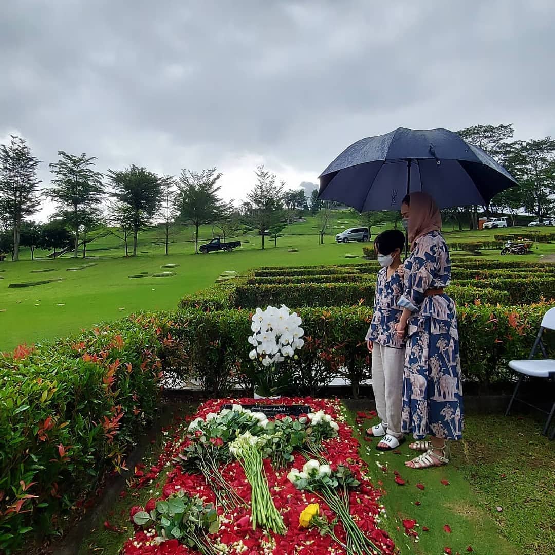 BCL Ziarah ke makam Asharaf Sinclair.