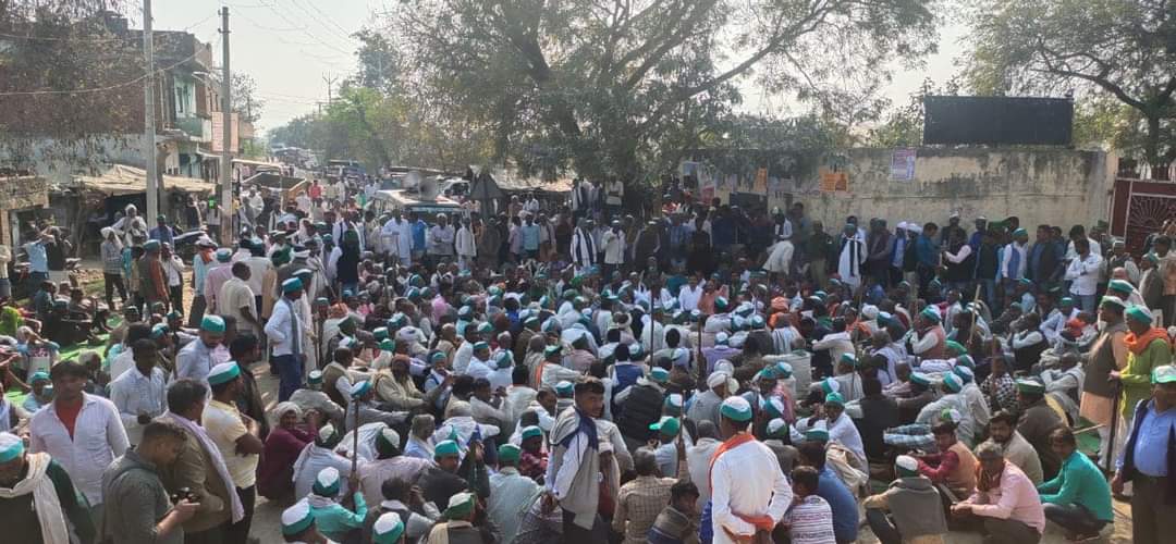 किसान विरोधी बिल व न्यूनतम समर्थन मूल्य को कानून बनाने के लिए फतेहपुर में रेल चक्का जाम आंदोलन में उमड़ा किसानों का जन सैलाब