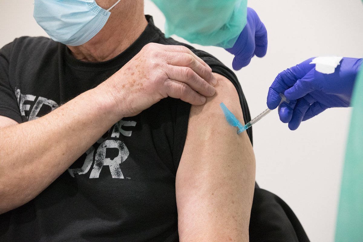Xunta's tweet photo. 💉 Comezamos a vacinación fronte á #covid das persoas maiores de 80 anos cunha xornada piloto na que 569 maiores recibirán a dose en 8 puntos de vacinación da área sanitaria de Santiago de Compostela e Barbanza.

➡️ A partir do luns, estenderase a toda Galicia

#sentidiño https://t.co/vZ09NReGLX