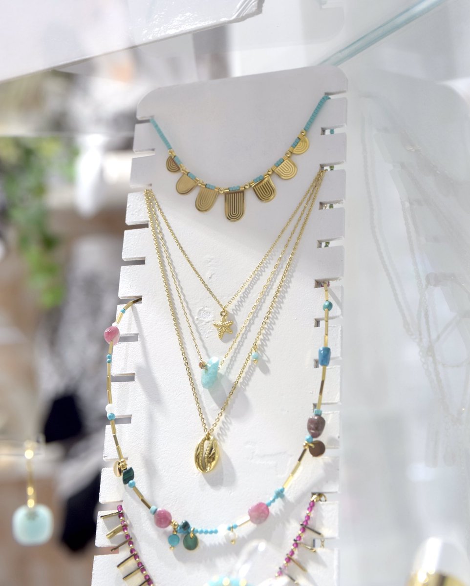 EncantsStAntoni's tweet image. ✨ La nova col·lecció de #collarets, #arracades, #anells, #penjolls i #polseres d’#AnnaBarcelona arriba carregada de novetats i de colors. ❤️💚💙 I de perles també, grans i petites, al teu gust. Petits detalls que enamoren! 
#colorsprimavera #SantAntoniEncants