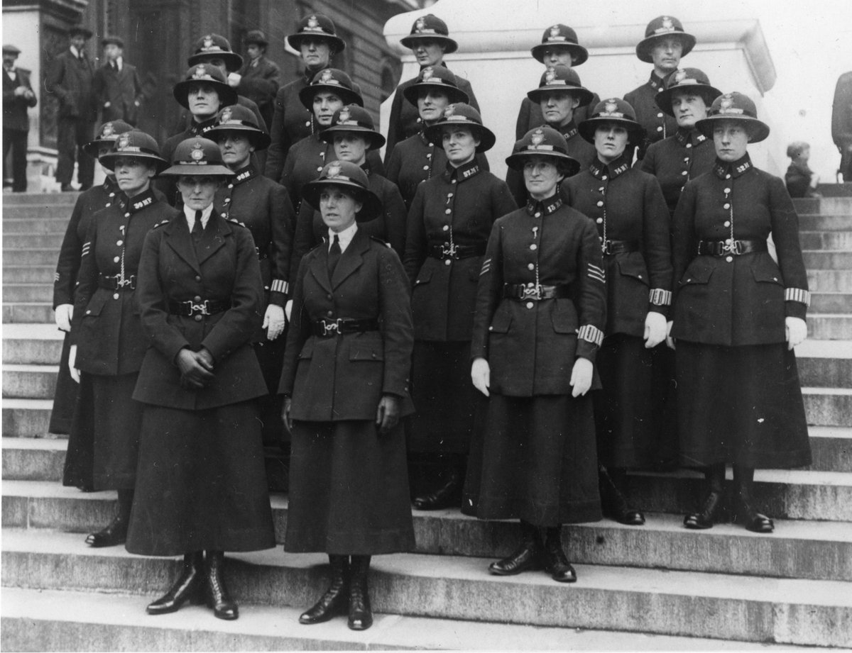 For the opening day of  #LondonFashionWeek, a short thread on 102 years of Met women's uniforms and how they developed as expectations of their wearers evolved. First up, the long-skirted 1919 uniform, commissioned from  @Harrods.  #LFW  #LFW2021  #LondonFashionWeek2021 (1/n)