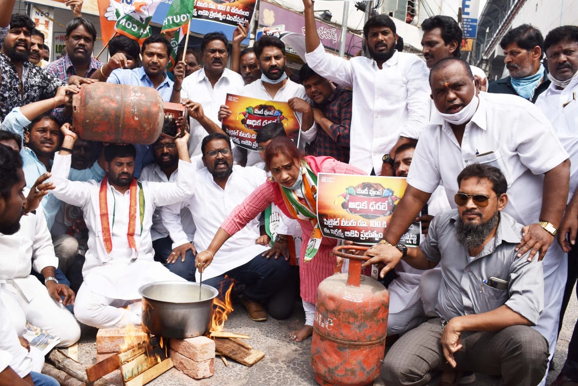 anusha_puppala's tweet photo. .@INCTelangana members and workers protest against Petrol, Diesel and Gas rates Hike at RTC cross Roads Musheerabad in #Telangana

#PetrolPriceHike #PetrolPrice
#PetrolDieselPriceHike #FuelPriceHike https://t.co/VLGSLq6gKp