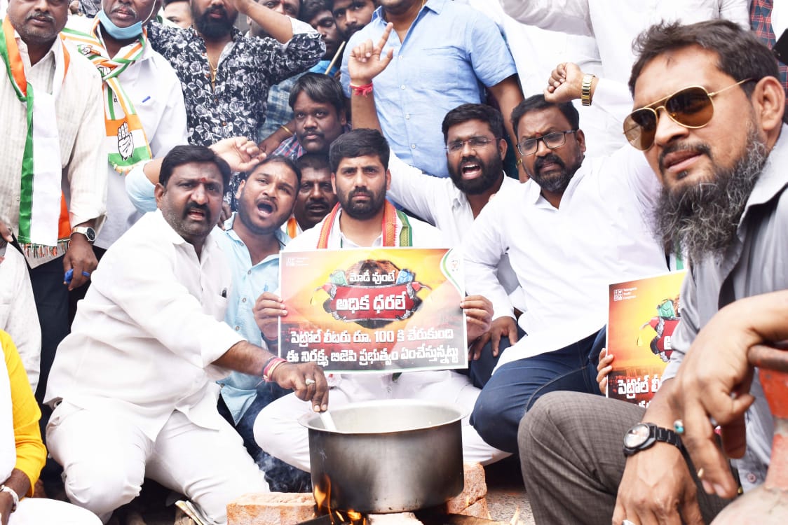 anusha_puppala's tweet photo. .@INCTelangana members and workers protest against Petrol, Diesel and Gas rates Hike at RTC cross Roads Musheerabad in #Telangana

#PetrolPriceHike #PetrolPrice
#PetrolDieselPriceHike #FuelPriceHike https://t.co/VLGSLq6gKp