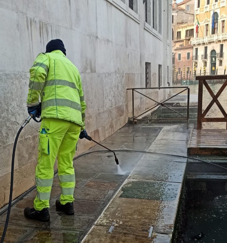 GruppoVeritas's tweet photo. Sanificazioni a #Venezia al ponte di #Rialto.
#keepVeniceClean https://t.co/zzVtr5PdB9