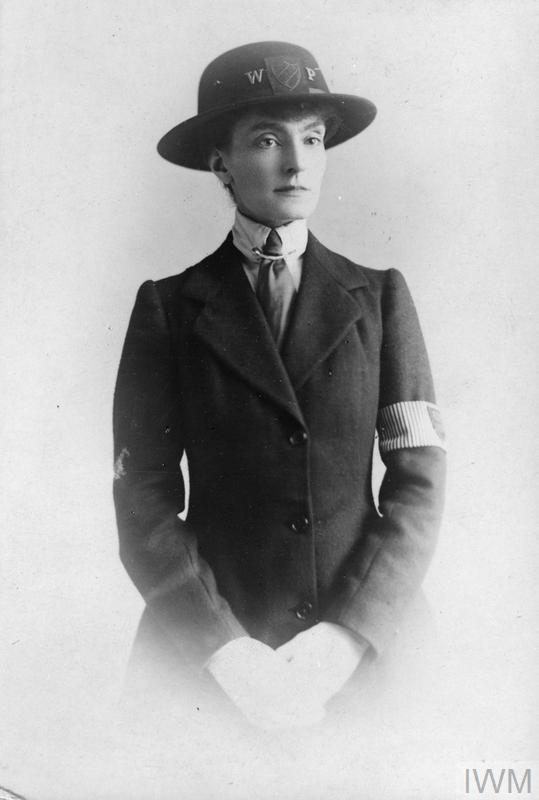 Based on  @NCWGB uniforms from  #WWI (1-2), it reflected the fact that Met women had no power of arrest until 1923 and were instead expected to alert the nearest male officer to pursue miscreants.  #LFW  #LFW2021 (2/n)