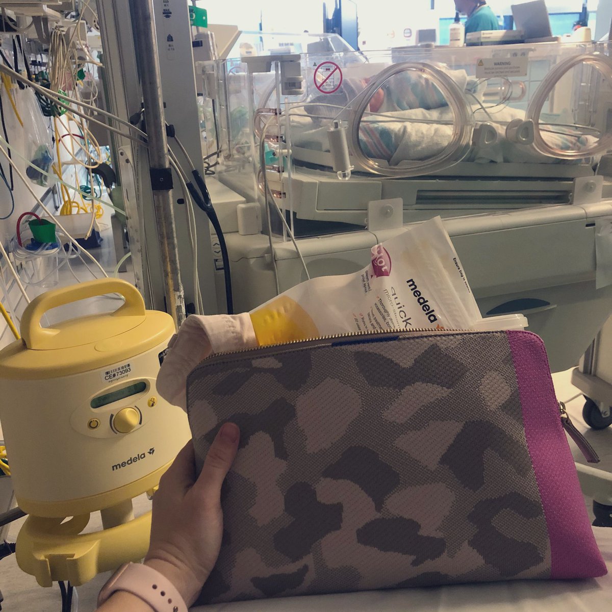rothysaddict's tweet image. Kind of obsessed with my new #rothys hospital bag to bring all my pump parts to the #NICU. Did you know Rothy's makes AMAZING bags?! Thank you Austin @rothys Melrose for my vanity set!!! #nicumom #pumpingmama