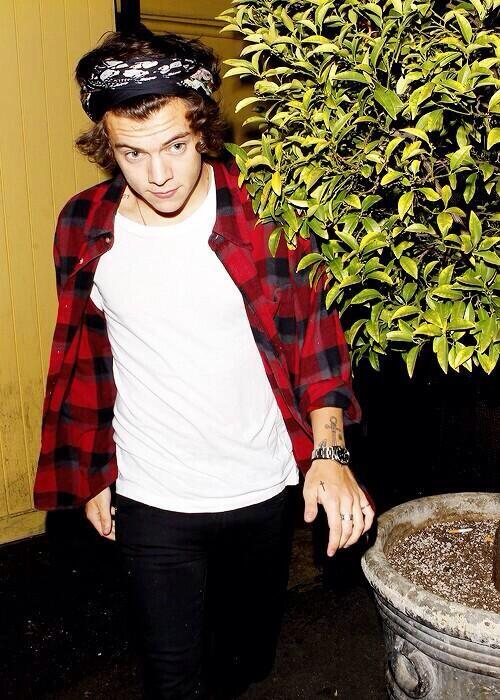 Onediaection's tweet photo. Harry is wearing the bandanna that Zayn wore at the brits #zarryproof https://t.co/EEbWsoshEr