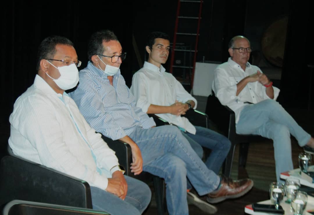DipRonderos's tweet photo. En el foro de @AlianzaANCO "Elecciones regionales 2021: Perspectivas desde la Sociedad Civil", dejamos claro que los demócratas no tenemos fusiles ni cañones, nuestra única arma es el VOTO.

Unidos y en la ruta electoral lograremos preservar los espacios.
#VolveremosAVivirMejor. https://t.co/E0y1SpRhTq