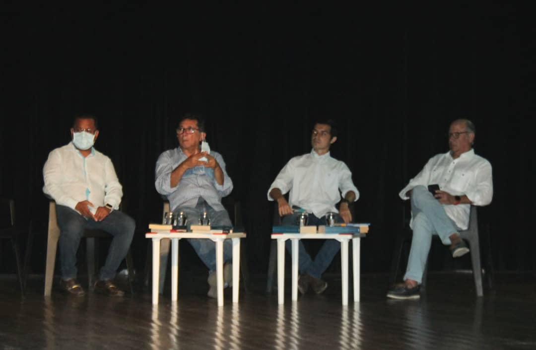 DipRonderos's tweet photo. En el foro de @AlianzaANCO "Elecciones regionales 2021: Perspectivas desde la Sociedad Civil", dejamos claro que los demócratas no tenemos fusiles ni cañones, nuestra única arma es el VOTO.

Unidos y en la ruta electoral lograremos preservar los espacios.
#VolveremosAVivirMejor. https://t.co/E0y1SpRhTq