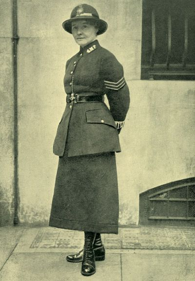 Weathering an attempt to axe them in post-war budget cuts in 1923, Met policewomen began to expand their horizons, with Lilian Wyles (1) and Louise Pelling becoming the first in CID & Special Branch respectively. ...  #LFW  #LFW2021 (3/n)