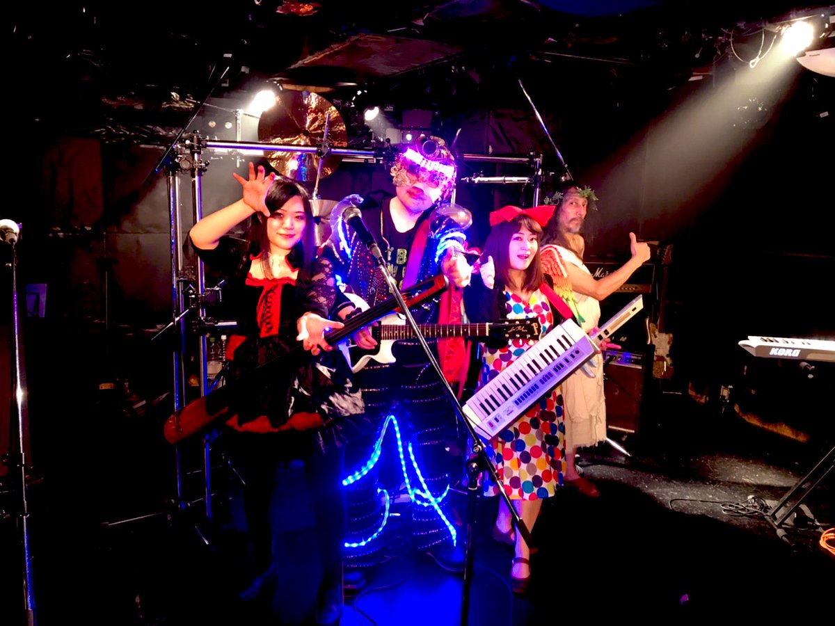 Mickeypanic's tweet image. 昨日は、メカエルビス&amp;amp;サイキックパラダイスの初Live〜‼️
観てくださった方々ありがとうございました🐭

名前の通り、全員の超能力が合わさった摩訶不思議なLiveでした😆✨
そんな世界が25日までアーカイブで観ることが…可能に…😎🥄
是非この夢の世界をお楽しみに🐭
👇 hor-outbreak.com/events/3769