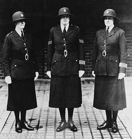 Their uniform (1-1919), however, remained unchanged until 1931, when the skirts were slightly shortened and a collar and tie introduced (2 - c.1933). The same year a marriage bar was introduced for female officers.  #LFW  #LFW2021 (4/n)