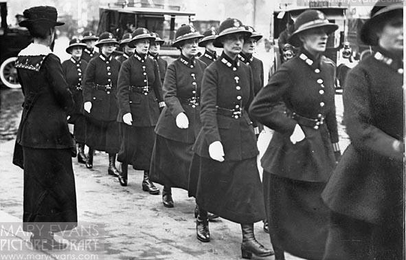 Weathering an attempt to axe them in post-war budget cuts in 1923, Met policewomen began to expand their horizons, with Lilian Wyles (1) and Louise Pelling becoming the first in CID & Special Branch respectively. ...  #LFW  #LFW2021 (3/n)