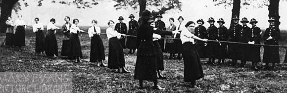 Weathering an attempt to axe them in post-war budget cuts in 1923, Met policewomen began to expand their horizons, with Lilian Wyles (1) and Louise Pelling becoming the first in CID & Special Branch respectively. ...  #LFW  #LFW2021 (3/n)