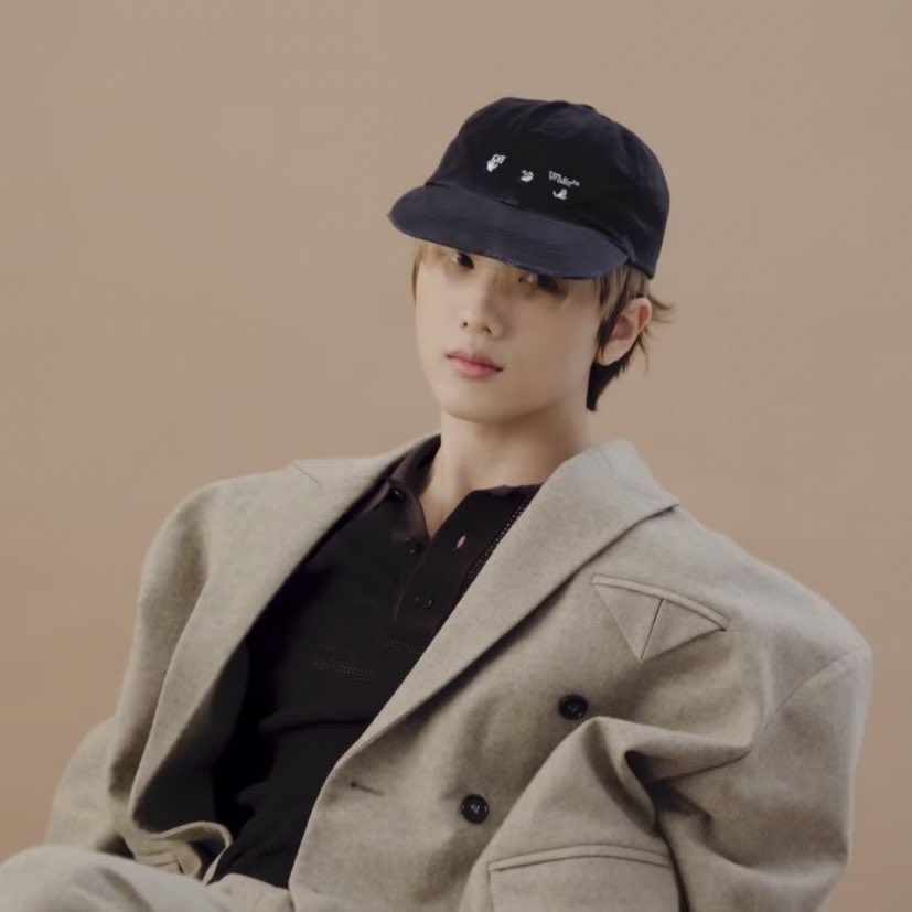 ffahhpf98's tweet photo. ก็ต้องยอมเขาจริงๆนะ จีซองกับหมวกแก๊ปอะ https://t.co/zXLsoQcuTz