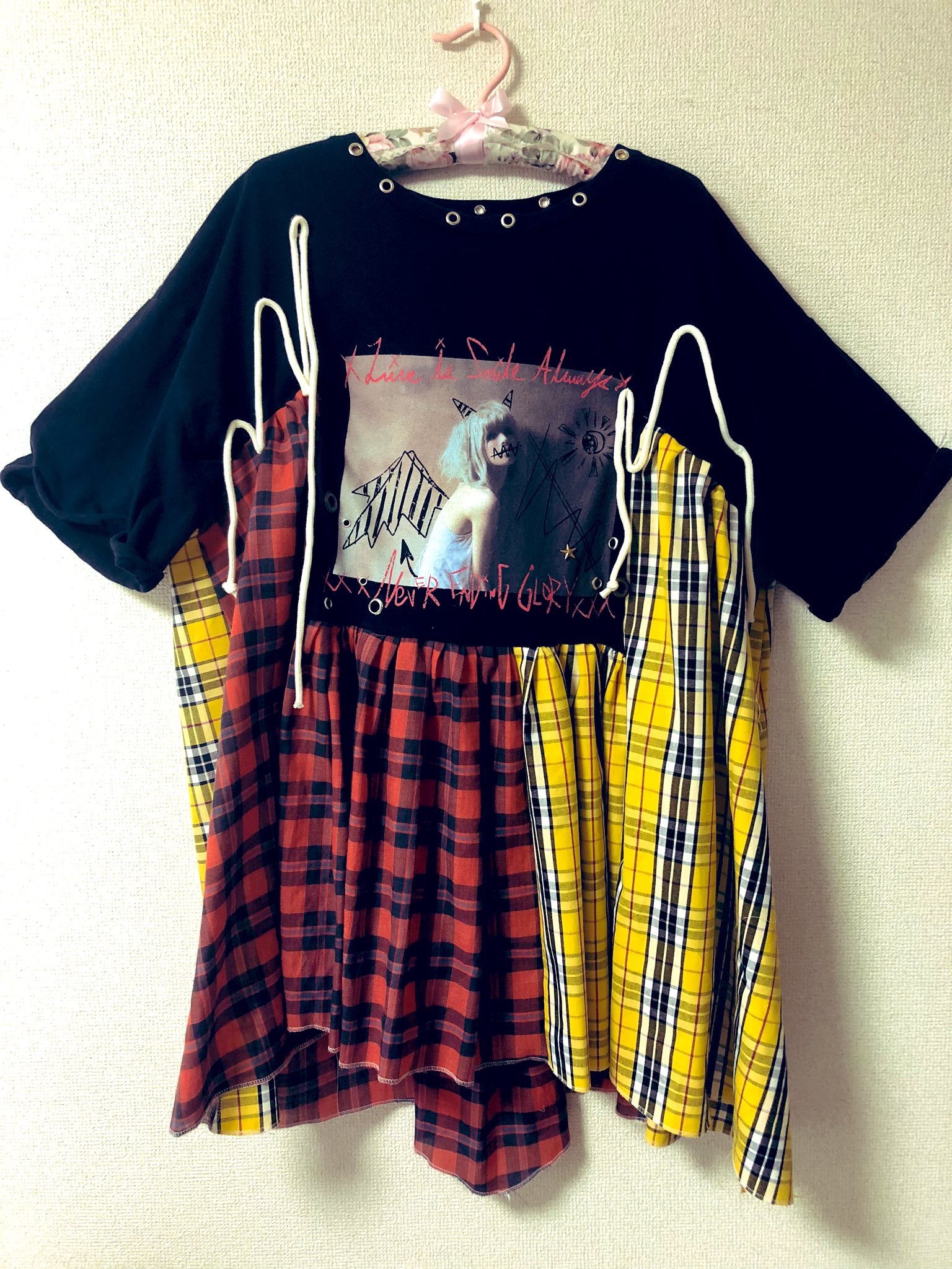 593 元々はlisaのグッズtということで 二度と手に入らない大切なtシャツを使わせてもらうことになったので 大緊張して 入れたよ ごくみめいど Handmade Lisa Tシャツリメイク バンt改造 T Co Xjmxuddbht Twitter