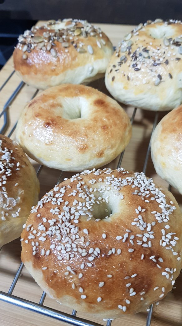 FlandePoster's tweet photo. Hola Flanes!!! Ya estoy aquí y traigo nueva receta! Unos ricos, tiernos y versátiles #Bagels que vi en la serie #Brooklyn99
Te lo puedes comer solo o relleno de miles de cosas que siempre le quedan bien, hasta dulces!
#Recipe #FlanDePoster #FilmFoodFactory
https://t.co/QFBFlZxde8 https://t.co/c8mw4yYkIC