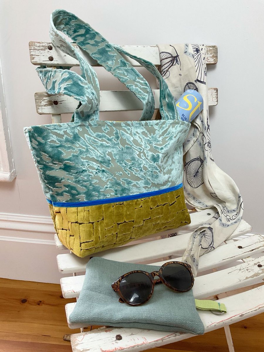 My Handy Bags – with a clip-in zipped purse. Perfect for phone, mask, sanitiser, make-up, scarf, notebooks, Tablet, cardi, spare flat shoes, gloves, water bottle - plenty of room for loads of work &amp; play stuff

#ElevensesHour #TheCraftersUK #MHHSBD

buff.ly/2SMpkvV