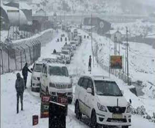 News2815's tweet image. सिक्किम में भारी बर्फबारी में फंसे पर्यटक, सेना ने पहुंचाई मदद #sikkimtrip #army #ProvideHelp #food #BreakingNews #breakingnewsinhindi #news28