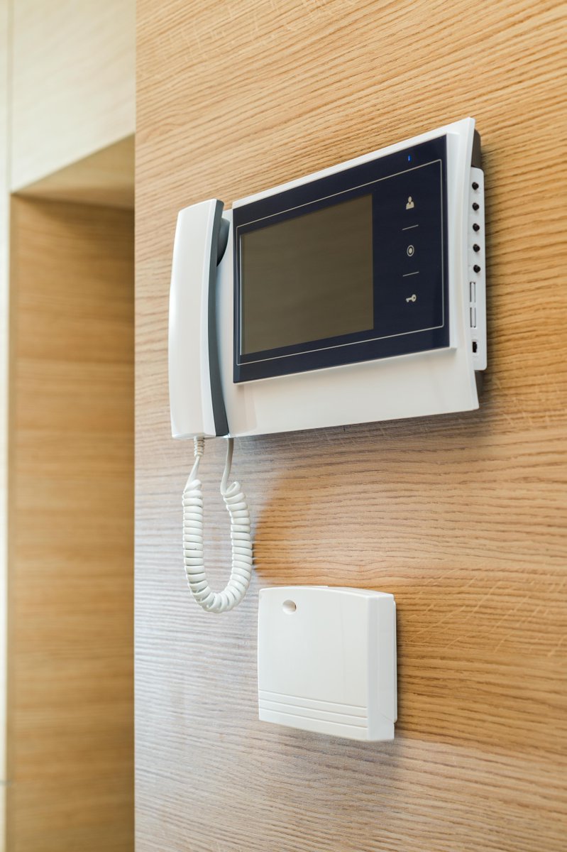 ¿Tu edificio aún no cuenta con vídeo portero? En Grupo EMOPA realizamos la instalación y el mantenimiento de video porteros. La instalación de tu vídeo portero en tu comunidad de vecinos no sólo mejorará la estética de tu edificio, sino que incrementa la seguridad.