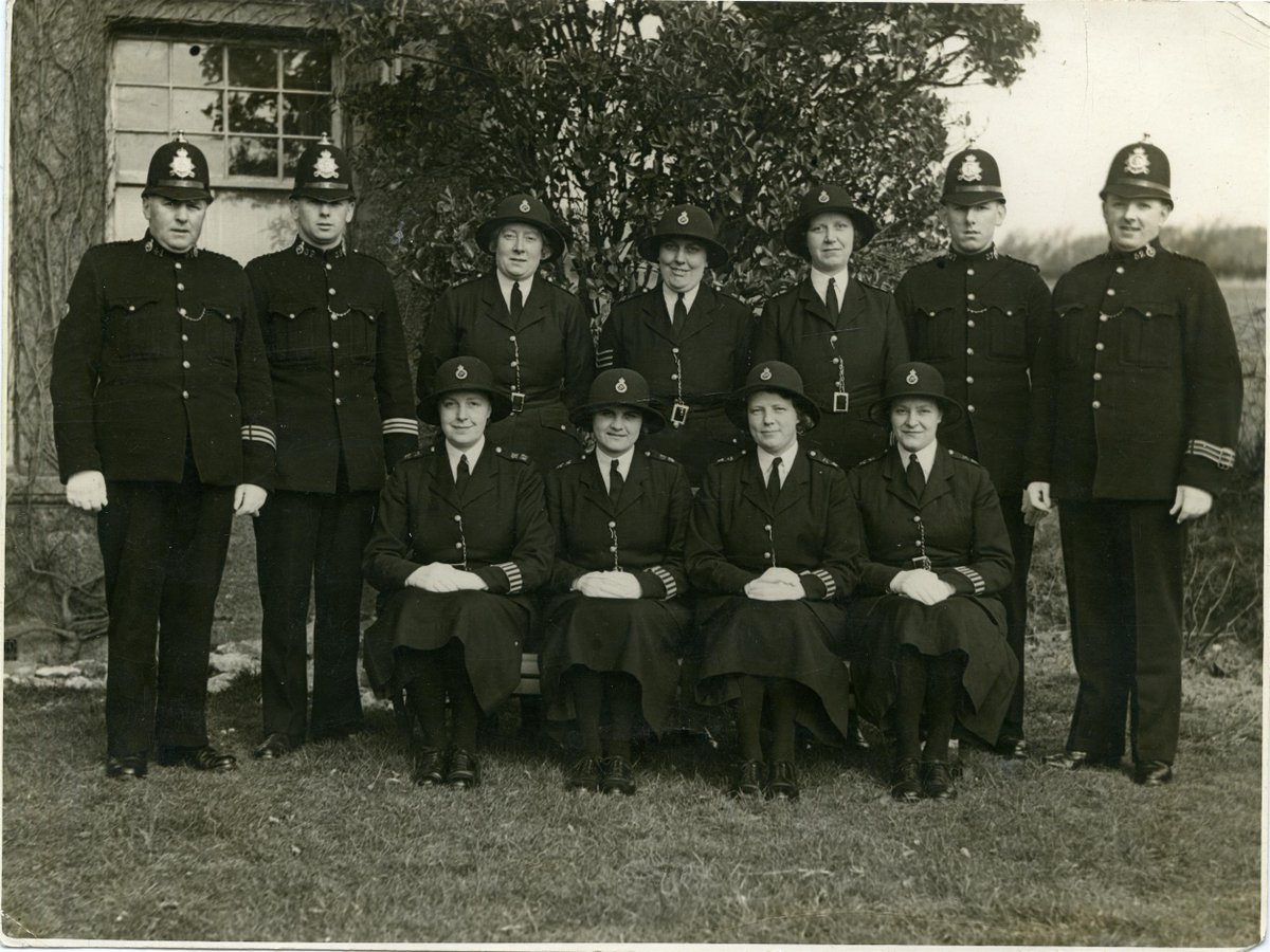 It would be this uniform in which they would serve in  #WWII, assisting with evacuees (2), guarding internees on the Isle of Man (3) and suffering their first on-duty casualty, Bertha Gleghorn, fatally injured by a V1 at Tottenham Court Road in June 1944 (4).  #LFW  #LFW2021 (5/n)