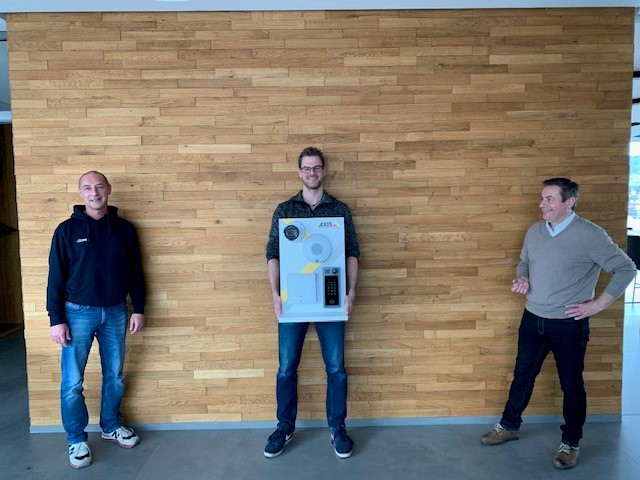 Axis_DACH's tweet photo. Solche Freude sieht man gern! Unserem ACS Specialist Partner LOHRER GmbH wurde gestern am Firmensitz Weinheim ein neues Demoboard mit unseren Key-Lösungen #Netzwerkvideo, #Netzwerkaudio, #Zutrittskontrolle für den eigenen Showroom überreicht. Wir freuen uns mit dem gesamten Team! https://t.co/dYzkOteuBs