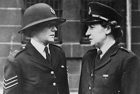 Straight after her appointment in 1946, the Met women's new head Elizabeth Bather drew on her wartime Women's Auxiliary Air Force experience to establish a more military line, one that lasted until late in the swinging Sixties. (3 -  @LondonWaterloo)  #LFW  #LFW2021 (6/n)